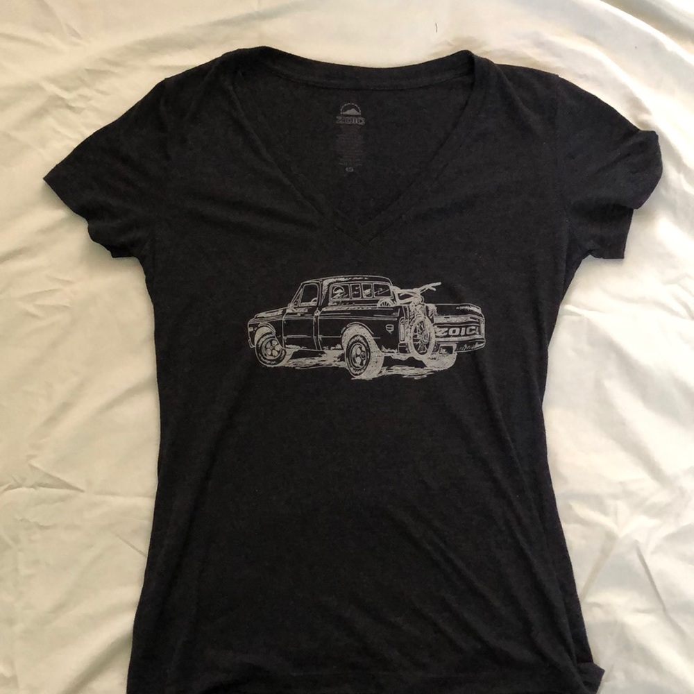 Zoic Truck V Neck Shirt Women’s Medium
